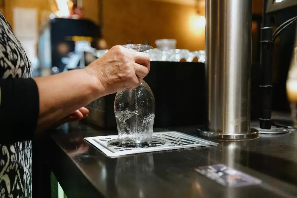 Benefits of Using a Glass Rinser in Bar Drip Trays
